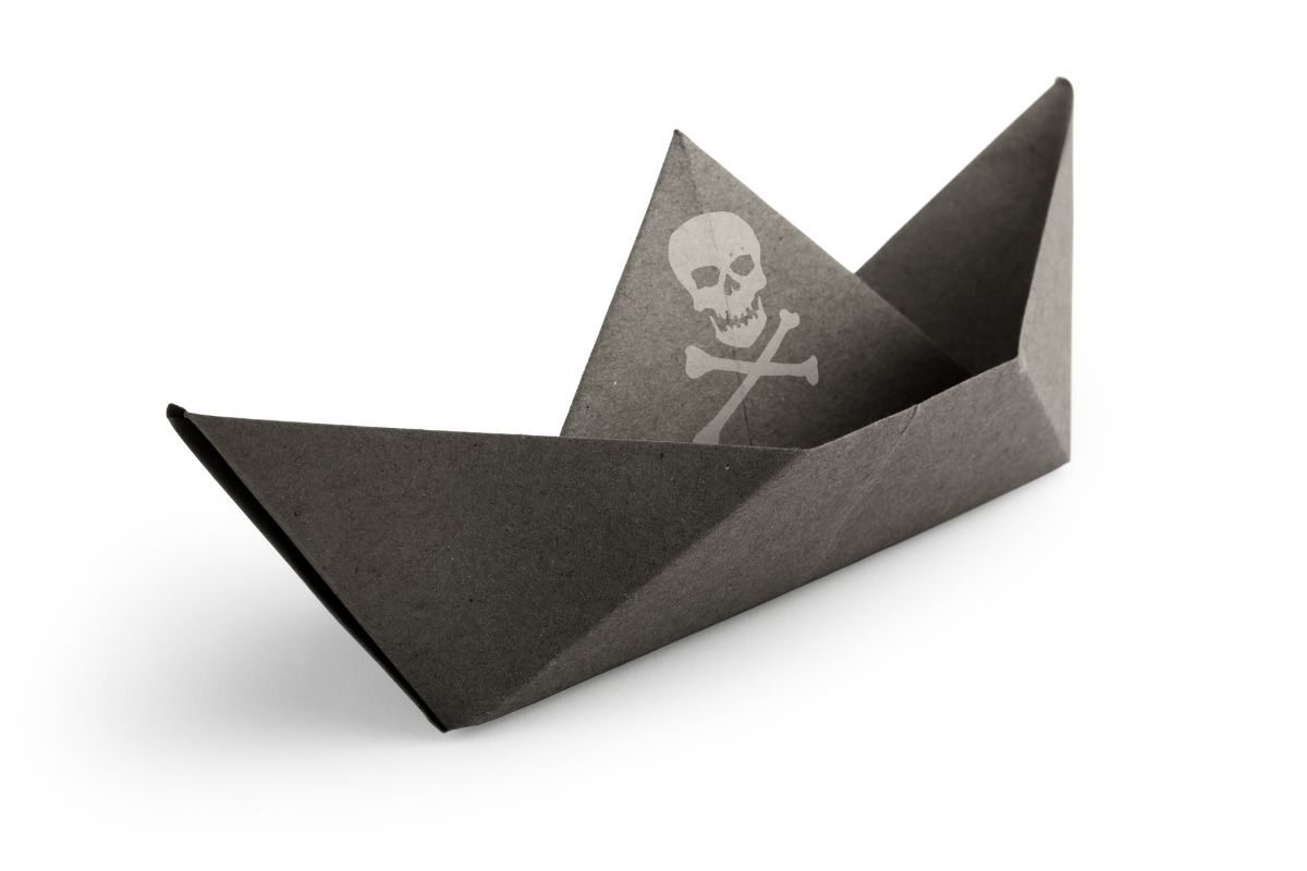Papierschiff mit Totenkopf
